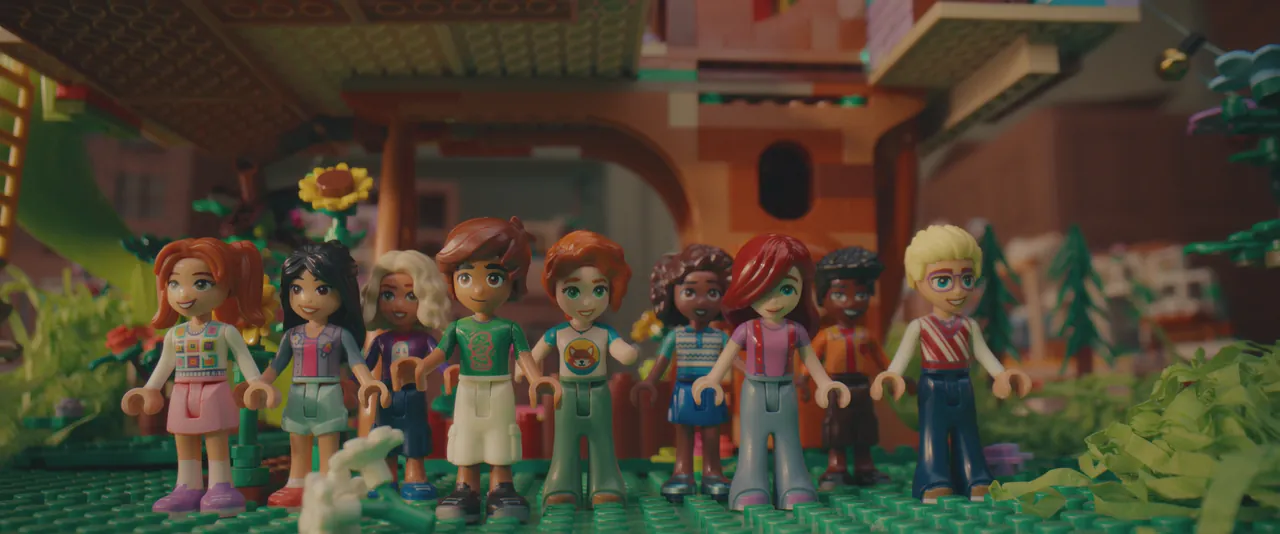 LEGO Friends Minifiguren stehen zusammen in einer aus Steinen gebauten Szene von Heartlake City