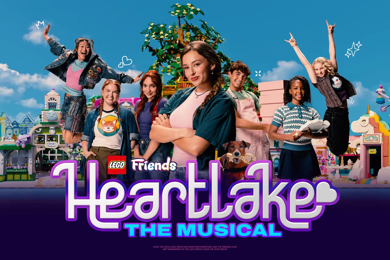 Plakat zu LEGO Friends: Heartlake The Musical mit dem jungen Ensemble vor Heartlake City