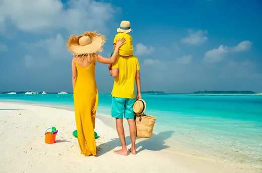 Familie mit kleinem Jungen an einem Mittelmeerstrand